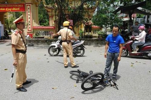 Khởi tố người đàn ông đi xe đạp có nồng độ cồn, tấn công CSGT