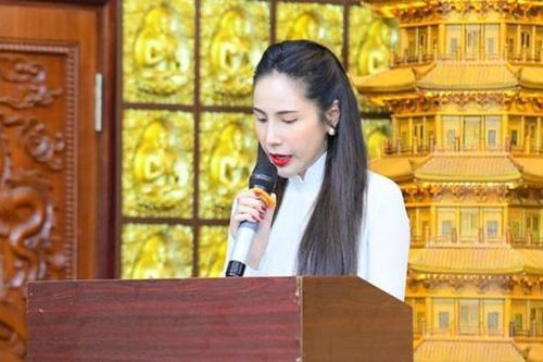 Thủy Tiên lộ rõ vóc dáng gầy gò trong lần hiếm hoi xuất hiện ở chốn đông người