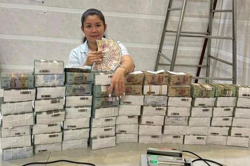 Người phụ nữ ngồi bên cọc tiền 24 tỉ trúng độc đắc 12 tờ vé số và sự thật bất ngờ
