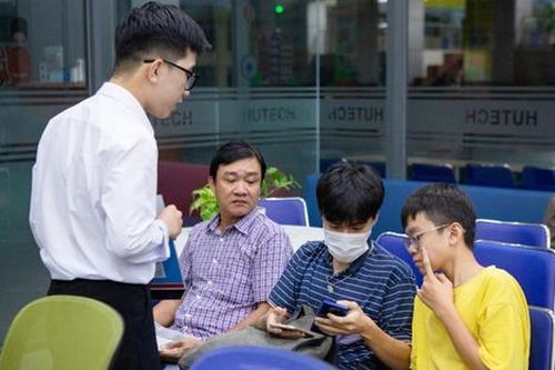 Ngày đầu nhập học, đông đảo thí sinh kéo nhau đến HUTECH từ tờ mờ sáng