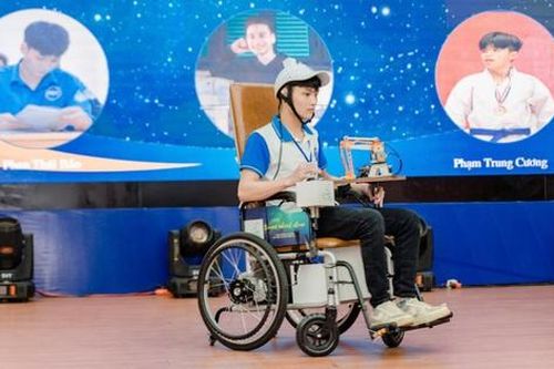 Xe lăn điện đa năng hỗ trợ giám sát sức khỏe người khuyết tật