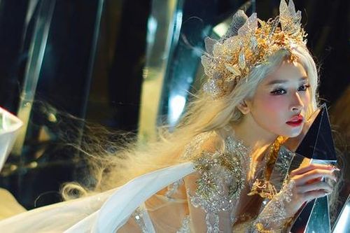 Chi Pu hóa nàng tiên bướm bước ra từ cổ tích