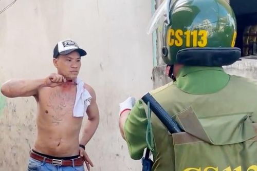 Bố tẩm xăng lên người con gái đe dọa đốt tự sát
