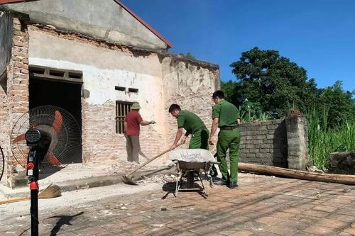Thanh Hóa: Công an xã hỗ trợ sửa nhà giúp gia đình khó khăn, neo đơn