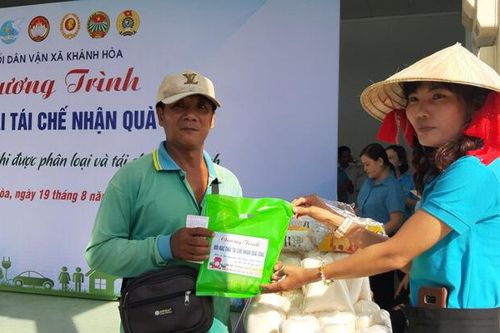Xã Khánh Hòa: Đổi rác thải tái chế nhận quà tặng