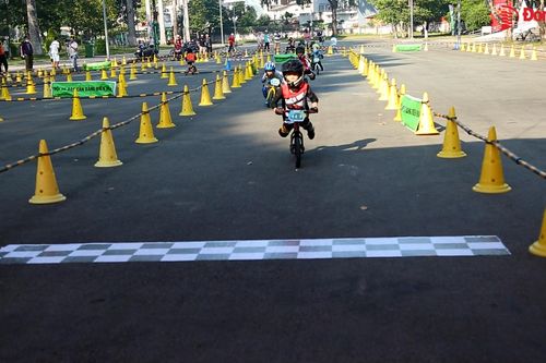 Hào hứng đua xe cùng các 'cua rơ' nhí