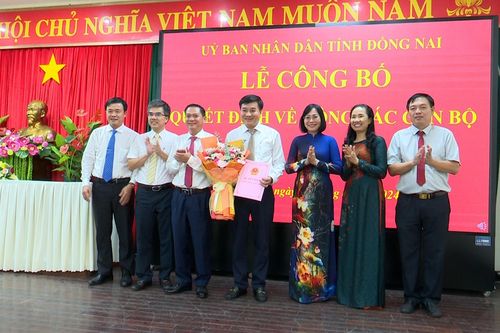 Trao quyết định phê chuẩn kết quả bầu chức vụ Chủ tịch UBND huyện Trảng Bom Lê Ngọc Tiên
