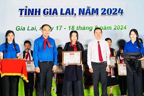 'Măng non' vượt khó học giỏi