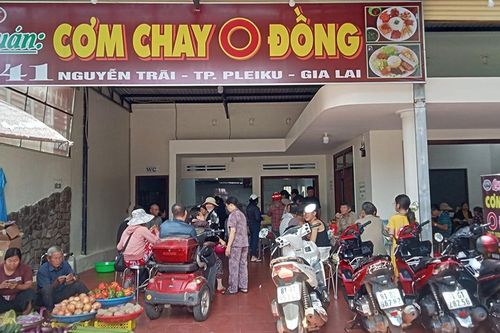 Cơm chay 0 đồng ấm lòng người nghèo