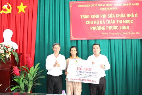 Trao kinh phí hỗ trợ sửa chữa nhà ở cho một hộ nghèo phường Phước Long