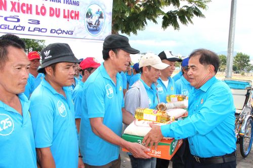 Nghiệp đoàn Xích lô Du lịch Nha Trang: Trao 75 suất quà cho đoàn viên