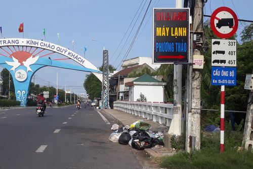 Vứt rác bừa bãi ở đầu cầu