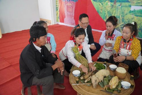 Nặng lòng với văn hóa dân tộc