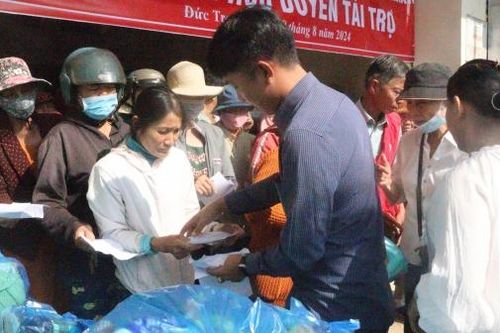 Trao 200 phần quà cho người nghèo, có hoàn cảnh khó khăn