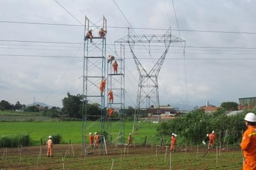 Hoàn thành thay dây dẫn 3 pha khoảng néo đường dây 220kV Đức Trọng – Di Linh đảm bảo truyền tải điện an toàn mùa mưa bão