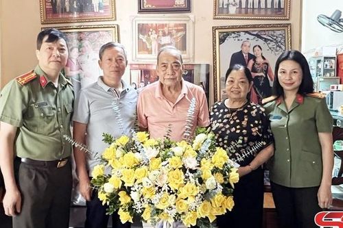 Thăm, tặng quà các đồng chí nguyên lãnh đạo Công an tỉnh qua các thời kỳ
