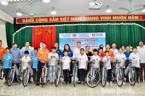 Tặng quà cho học sinh khuyết tật tỉnh Tuyên Quang