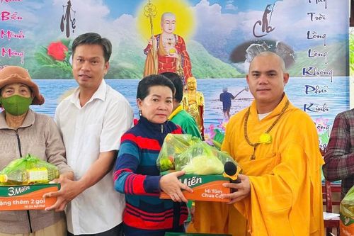 Chùa Thiên Nguyên (Tiền Giang), chùa Linh Bửu (Tây Ninh) tặng quà Vu Lan đến người khó khăn