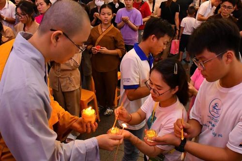 Quan Âm tu viện (Q.Phú Nhuận) tổ chức lễ thắp nến và cài hoa hồng Vu lan