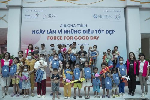 Những hành động nhỏ góp tiếng cười cho bệnh nhi trước thềm Trung Thu