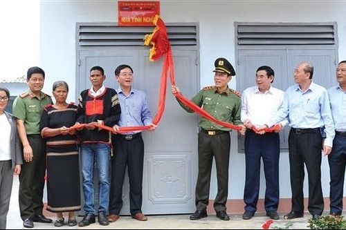 Những ngôi nhà giúp bà con vùng đồng bào dân tộc thoát nghèo