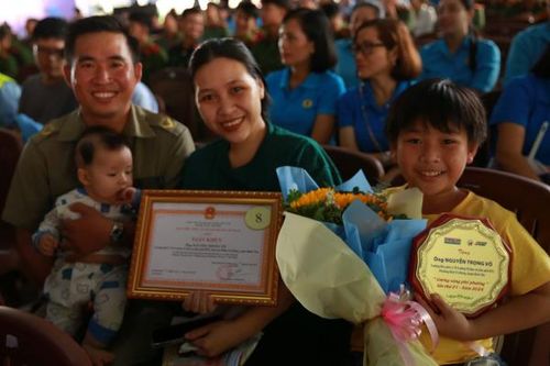 Những tấm gương đời thường bình dị mà cao cả