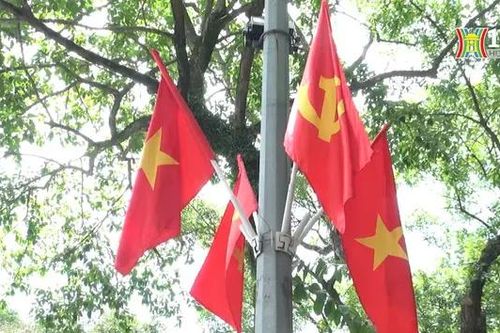 Đường phố rực rỡ cờ hoa chào mừng ngày 19/8