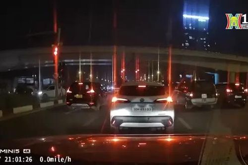 Tài xế bất cẩn để trôi xe rồi dọa nạt người khác