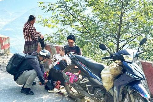 Thượng úy công an xã giúp đỡ sản phụ 'mẹ tròn con vuông' ngay bên đường