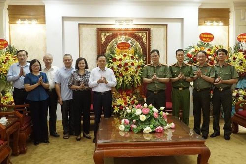 Phó Bí thư Thường trực Tỉnh ủy, Chủ tịch HĐND tỉnh Triệu Đình Lê chúc mừng Ngày truyền thống Công an nhân dân 19/8
