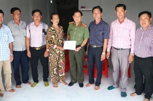 Báo Công an TPHCM phối hợp chính quyền địa phương trao 6 căn nhà ở miền Tây
