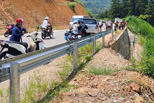 Tin tức tai nạn giao thông mới nhất ngày 19/8: Ô tô lao xuống vực, 1 người chết