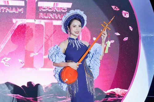 Hoa khôi Trà My trình diễn trang phục dân tộc Tày cách tân