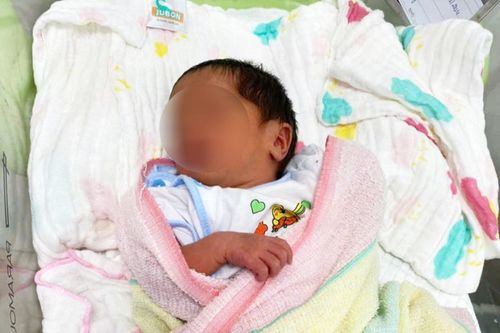 Mẹ tử vong, bệnh viện tìm người thân của bé gái 8 ngày tuổi