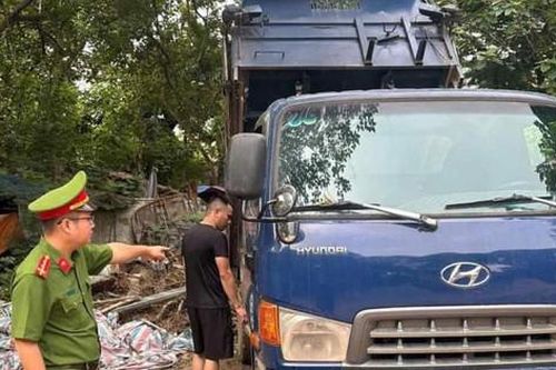 Xử lý lái xe đổ trộm phế thải tại phường Xuân La