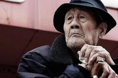 Có con trai, cụ ông vẫn nhất quyết đem thừa kế tài sản cho hàng xóm: Cuối đời ôm ân hận vì hiểu ra 1 điều