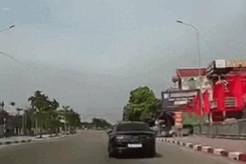 Không làm chủ tốc độ khi di chuyển qua nút giao, người đi xe máy 'chuốc họa'