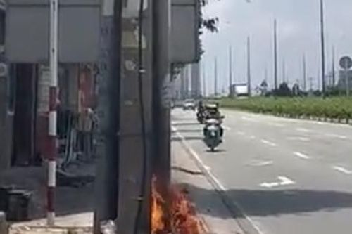 Hoảng hồn người đàn ông đốt rác ngay cột điện giữa thời tiết nắng nóng