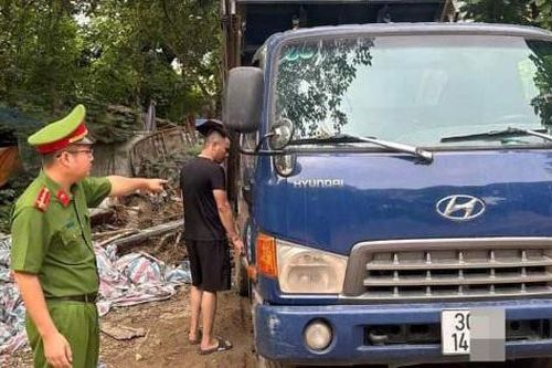 Bắt quả tang lái xe tải đổ trộm chất thải ra môi trường