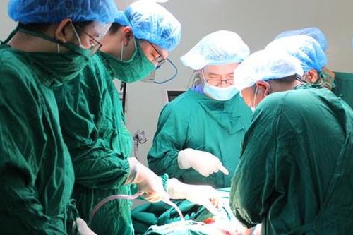 Cứu sống ngoạn mục người đàn ông nguy kịch với vết thương thấu tim, thủng phổi, đứt cơ cổ…