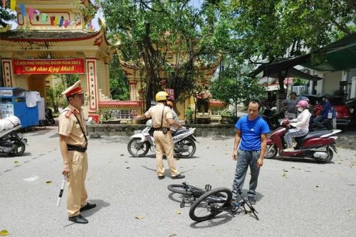 Phản ứng dại dột của người đàn ông khi bị cảnh sát yêu cầu thổi nồng độ cồn
