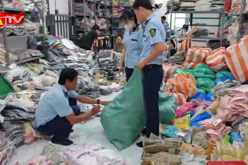 Kho hàng chất kín quần áo nhập lậu