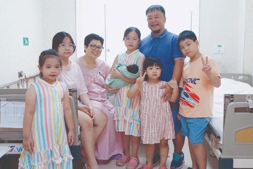 Người phụ nữ 41 tuổi sinh con lần 6