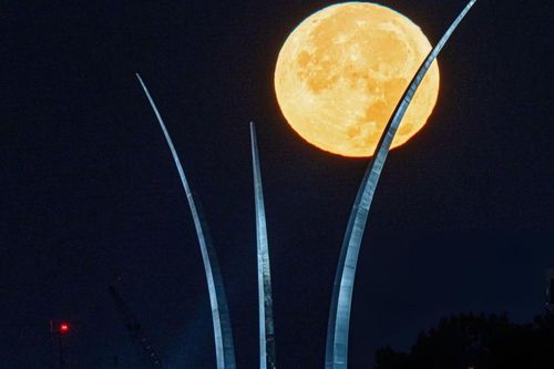 Dân mạng thích thú khoe ảnh Siêu Trăng Xanh đầu tiên của năm 2024