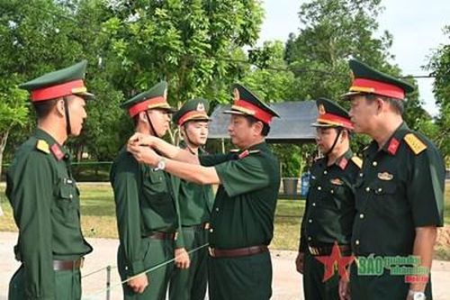 Trung tướng Hà Thọ Bình kiểm tra luyện tập diễu binh, diễu hành tại Sư đoàn 968 (Quân khu 4)