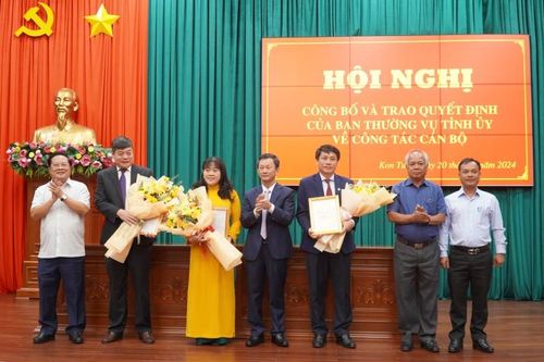 Thường trực Tỉnh ủy Kon Tum trao quyết định về công tác cán bộ