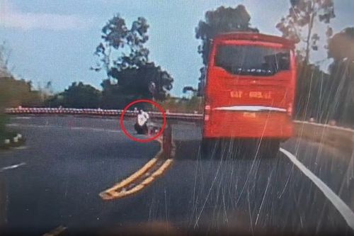 Đà Nẵng: Nữ du khách trượt ngã ở khúc cua, văng vào gầm xe khách