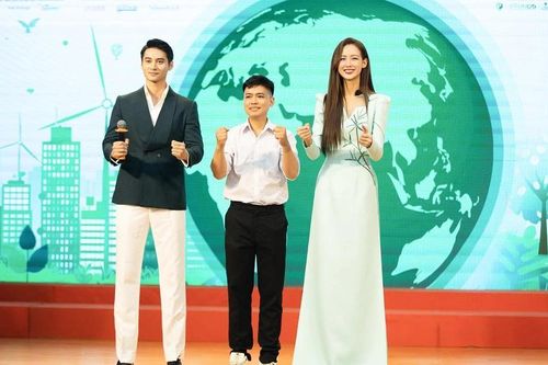 Nam vương Tuấn Ngọc so trình tiếng Anh cùng Hoa hậu đạt IELTS 8.0