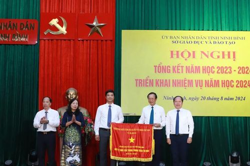Sở GD&ĐT Ninh Bình nhận Cờ thi đua của Chính phủ