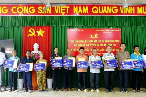 An Giang trao tặng nhà Đại đoàn kết cho gia đình chính sách